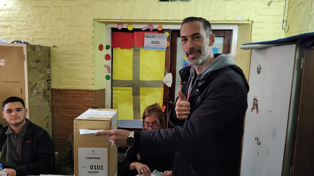 Diego Sarna también emitía su voto en la Escuela Nº 23