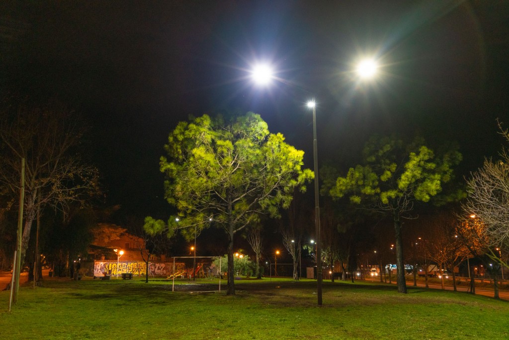Espacios públicos: refuerzan la iluminación de la plaza del Banco Provincia