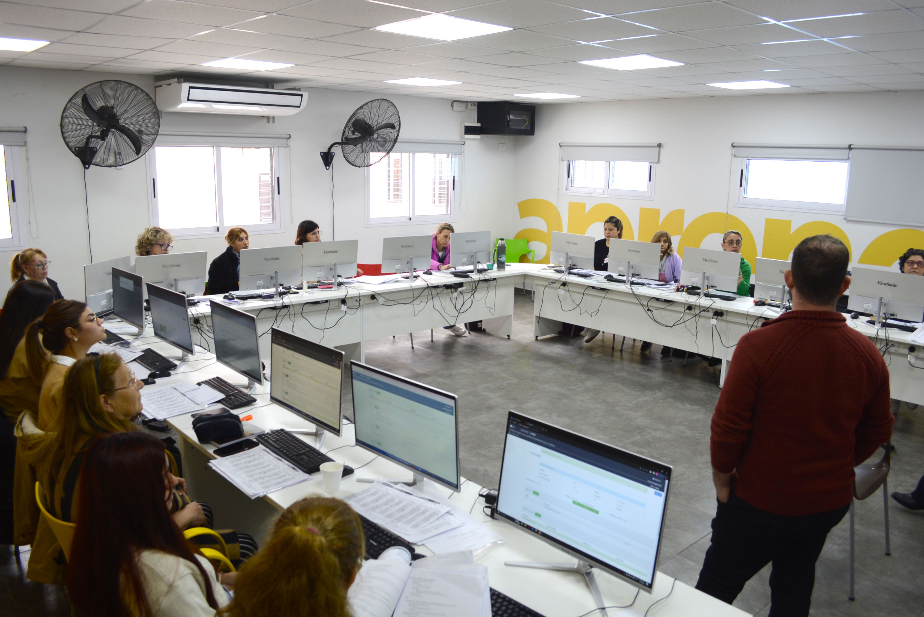 Personal administrativo de los CAPS se capacitó para seguir mejorando la atención a los vecinos