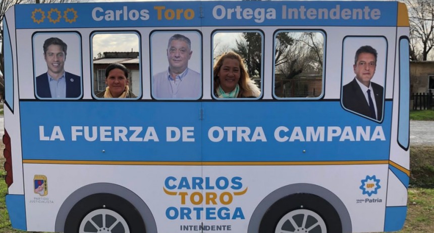 Ortega presentó un colectivo simulado para cuestionar el problema del transporte público