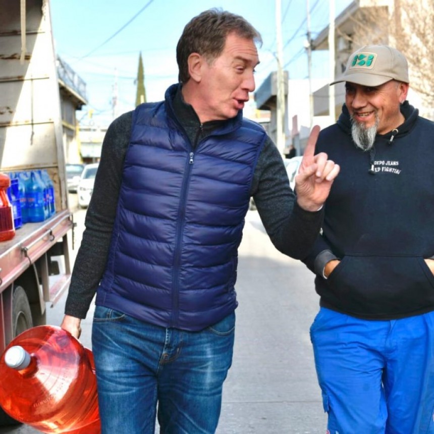 Santilli viajó en tren de madrugada, recorrió guardias de hospitales y pronosticó un triunfo “contundente”