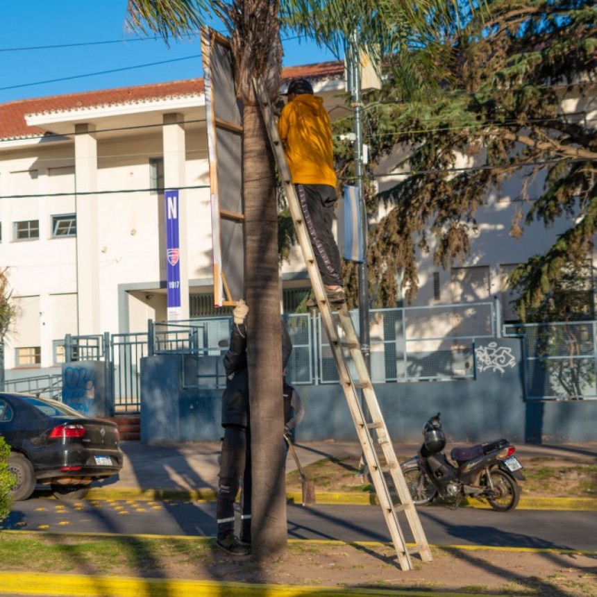 Personal municipal retira la cartelería electoral de la vía pública cerca a los lugares de votación