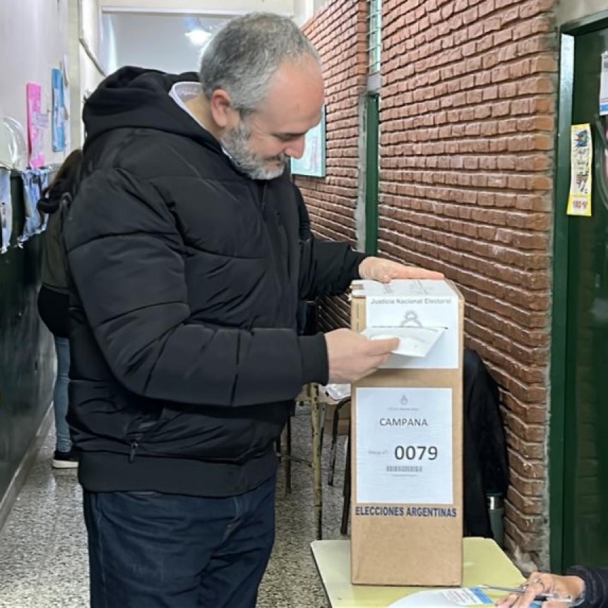 Pablo Gentilini el precandidato votó también temprano en la Escuela Nº 5