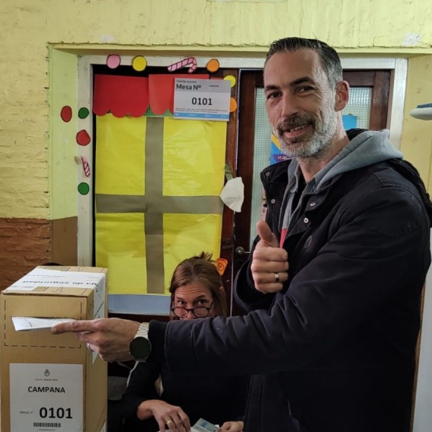 Diego Sarna también emitía su voto en la Escuela Nº 23