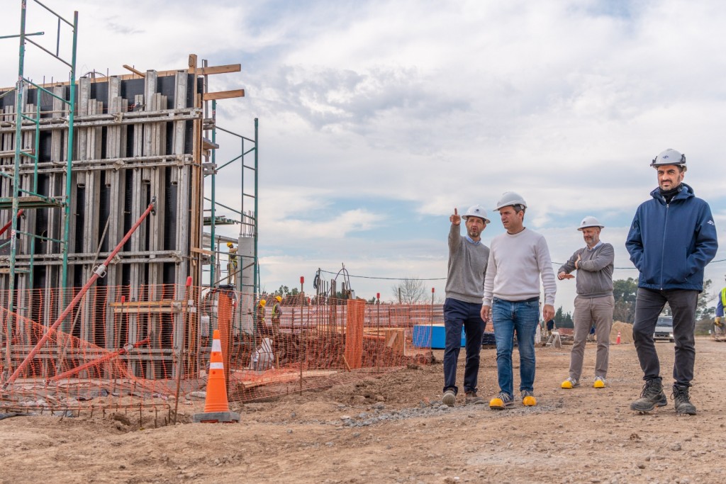 Abella recorrió el avance de obra del Centro Nacional de Rugby que se construye en Campana   