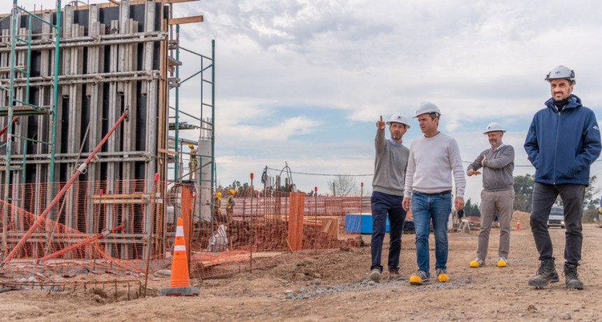 Abella recorrió el avance de obra del Centro Nacional de Rugby que se construye en Campana   