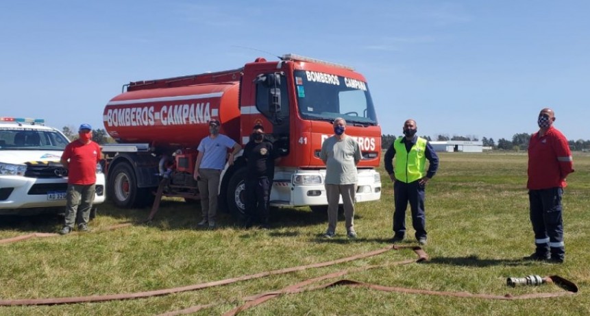Defensa Civil trabaja en el combate de un incendio en el Parque Nacional Ciervo de los Pantanos