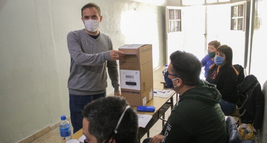 El Intendente Sebastián Abella fue a votar muy temprano
