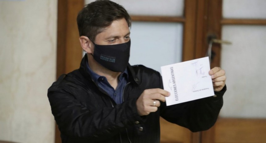 Votó Axel Kicillof : es la primera vez que un gobernador de Buenos Aires vota en La Plata, porque ninguno vivió acá