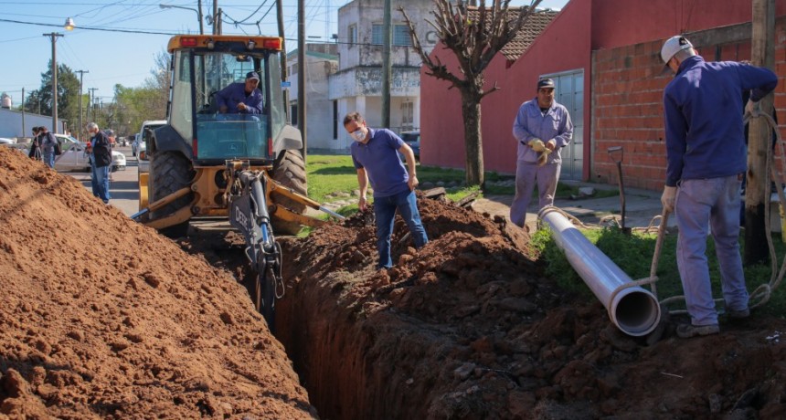 Se construyen los primeros 50 metros del nuevo colector cloacal del barrio Lubo 