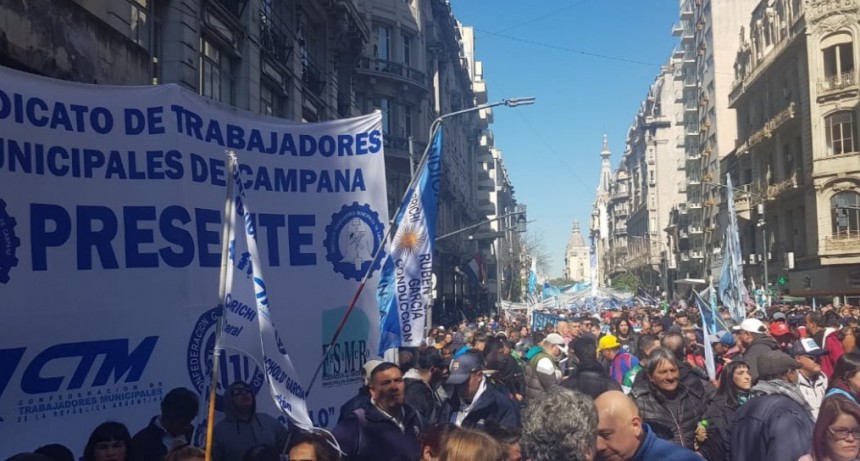 El Sindicato de Trabajadores Municipales de Campana estuve presente en la masiva movilización de FeSiMuBo en la Casa de la Provincia de Buenos Aires