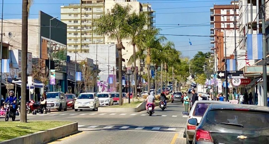 Ahora el recambio y colocación de nuevas banderas argentinas continúa por la avenida Rocca