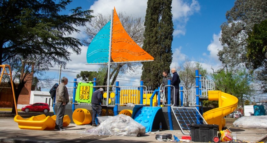 Ariel del Plata: el Municipio renueva la plaza del barrio y suma un colorido mangrullo en forma de velero 