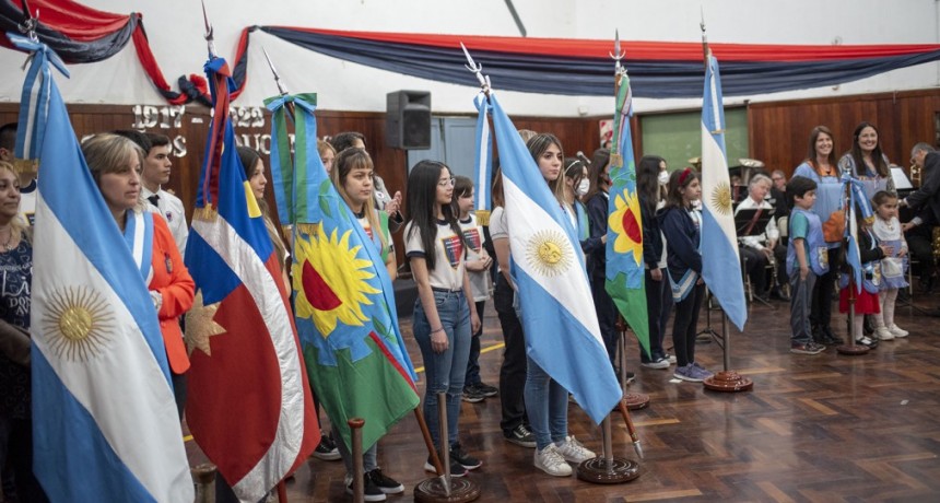 Con un emotivo acto, la Escuela Normal celebró sus 105 años de vida