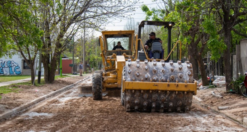 Las Campanas: comienza el asfaltado de la calle Demarco en toda su extensión