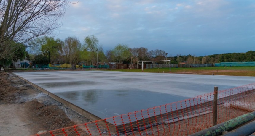 Se completó el hormigonado del playón polideportivo que el Municipio construye en Otamendi