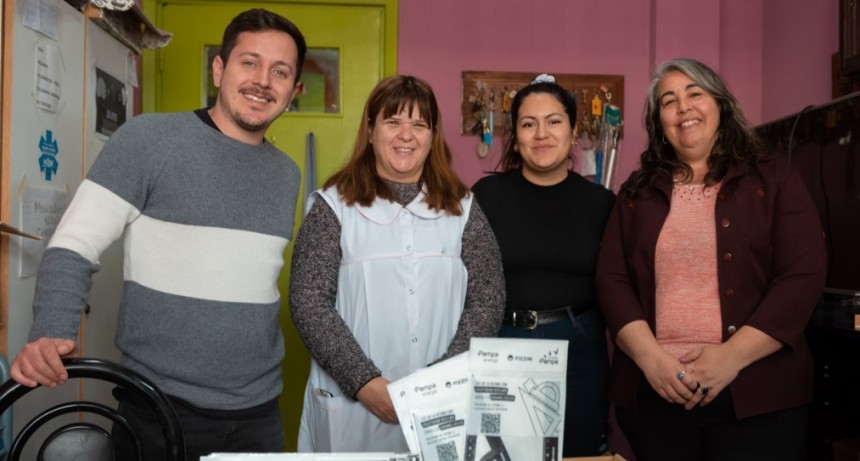 En el mes de la educación, Alejo Sarna entregó kits de geometría para estudiantes de primaria