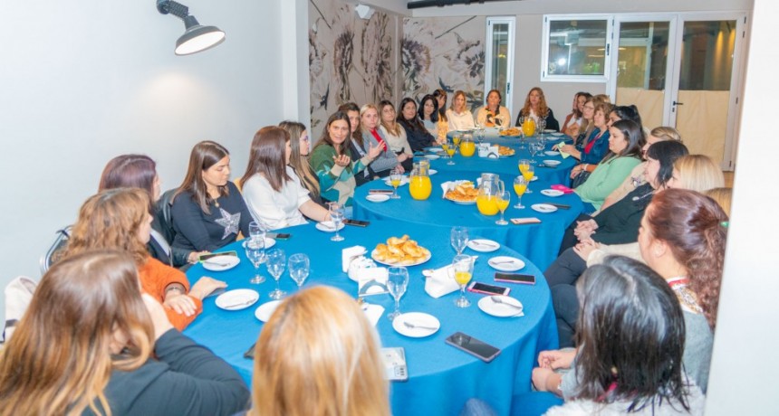 Los desafíos de la educación dentro y fuera del aula, eje de un encuentro entre Elisa Abella y docentes 