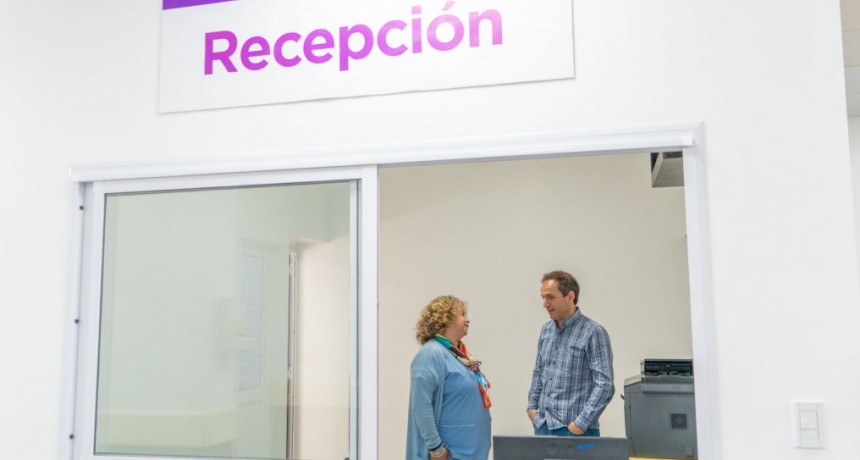 Abella visitó al personal de salud en su primer día de trabajo en el nuevo CAPS de Las Campanas