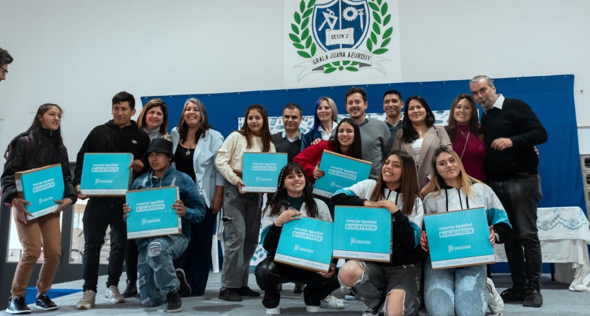 De la mano de Alejo Sarna y Kicillof, 210 estudiantes de secundaria recibieron sus netbooks