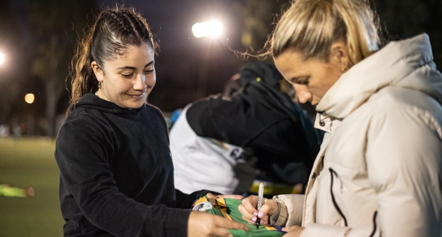 De la mano de Alejo Sarna, la Leona Delfina Merino dió una clínica de hockey
