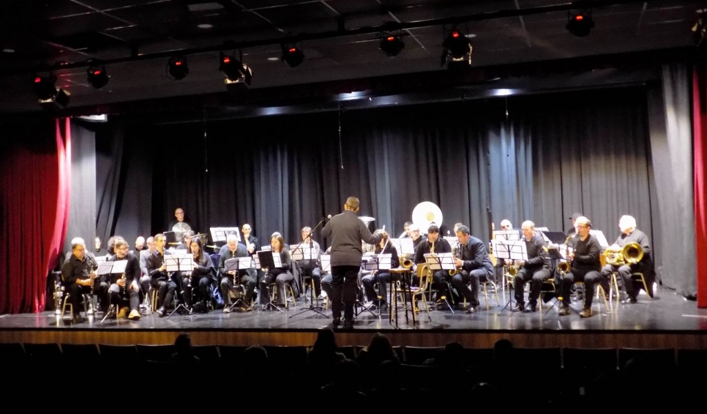Junto a la Banda Municipal, el maestro Jorge Doumont brindó una master class en el Pedro Barbero
