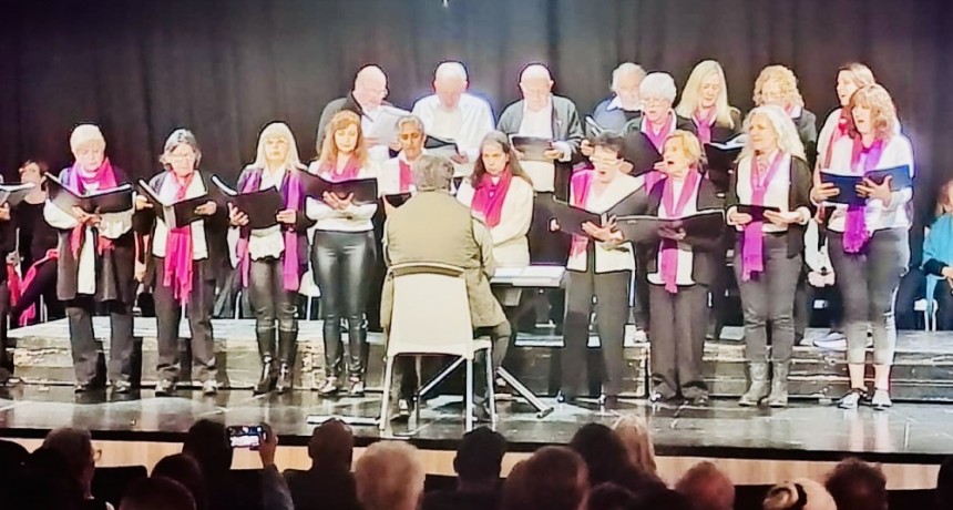 El Coro Polifónico Municipal de Campana celebró su 57° aniversario con un concierto en el Pedro Barbero