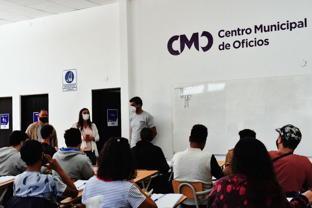 Elisa Abella destacó la importancia de capacitar en oficios a los vecinos para mejorar la empleabilidad