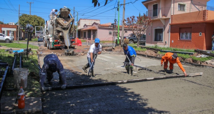 El Municipio inició una importante obra de bacheo de hormigón en la calle Castelli