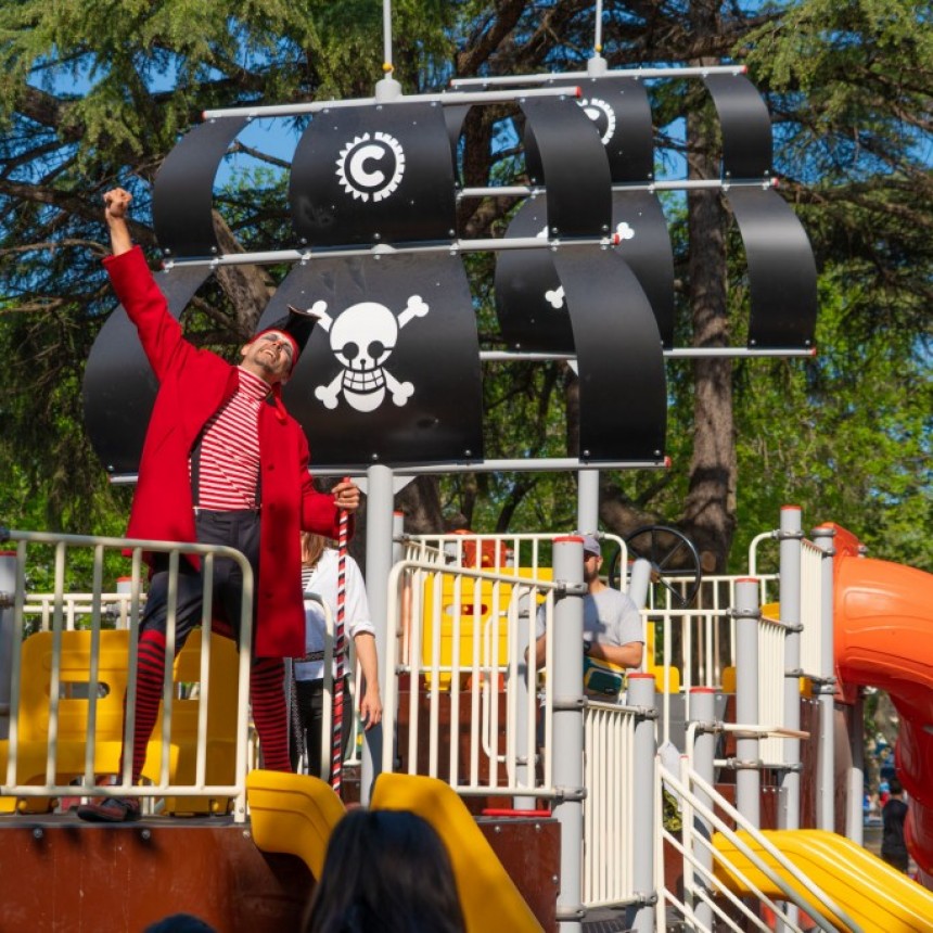 Plaza Italia: cientos de niños acompañaron el estreno del barco pirata