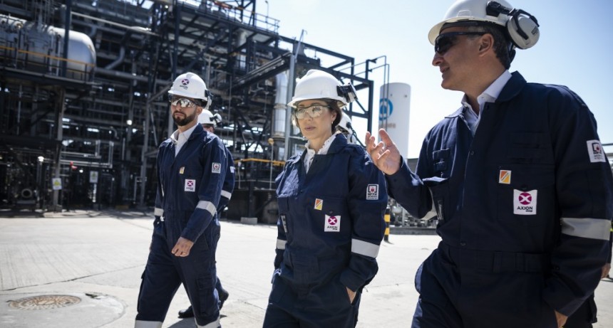 Flavia Royón, la secretaria de Energía de la Nación, visitó la refinería de AXION Energy en Campana