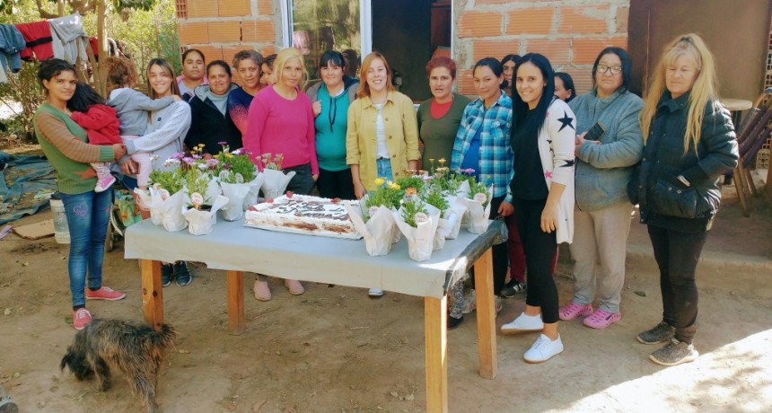 PUNTO BEBÉ CELEBRÓ EL DÍA DE LAS MADRES JUNTO A VECINAS DEL BARRIO LAS PRADERAS