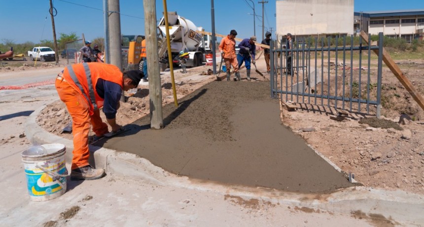 Con la construcción de las veredas, avanza la obra de repavimentación de Vigalondo