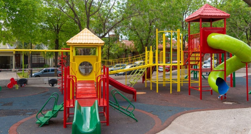 Realizan la reparación integral de los juegos del Parque Urbano