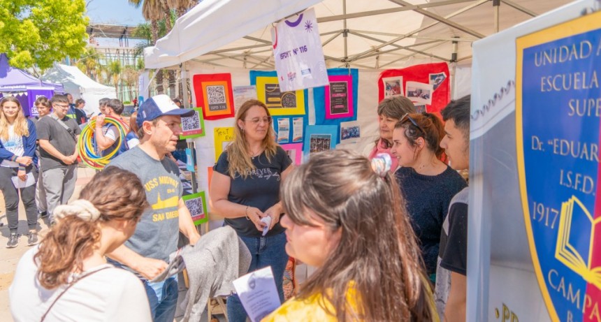 Miles de jóvenes descubrieron la oferta educativa y de empleo de la ciudad