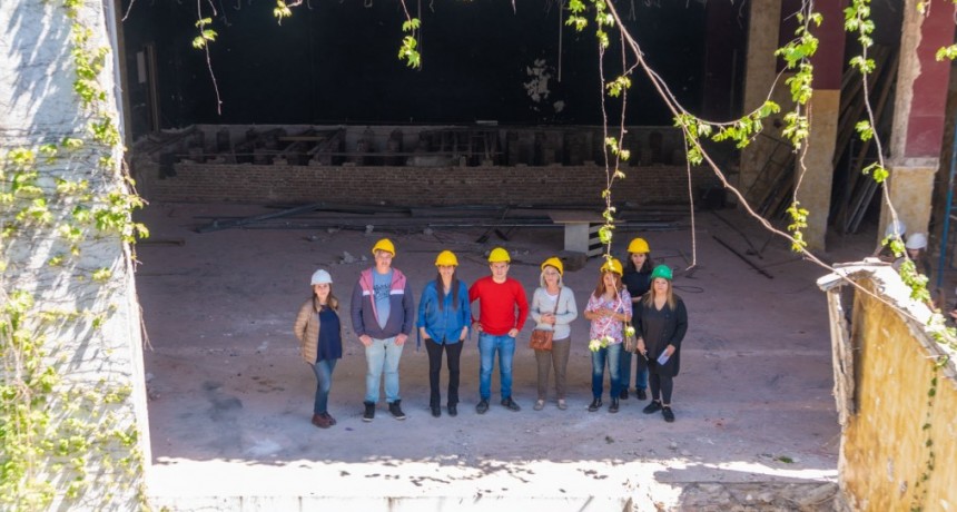 Abella recorrió los avances de la obra de remodelación del Teatro Pedro Barbero junto a artistas locales