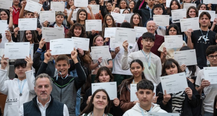 Becas Roberto Rocca El Grupo Techint entregó 1300 becas a estudiantes destacados de escuelas secundarias y universidades