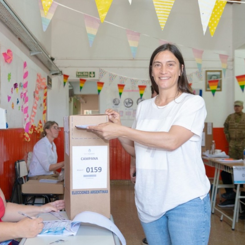 En la Escuela Primaria N° 6, sobre la Ruta 6, Elisa Abella emitió su voto en estas Elecciones Generales 