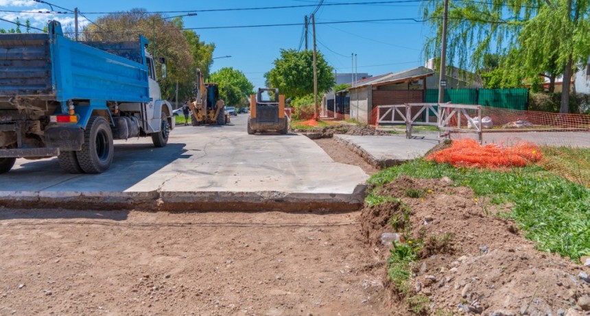Abella supervisó los avances del plan de bacheo de hormigón en el casco urbano