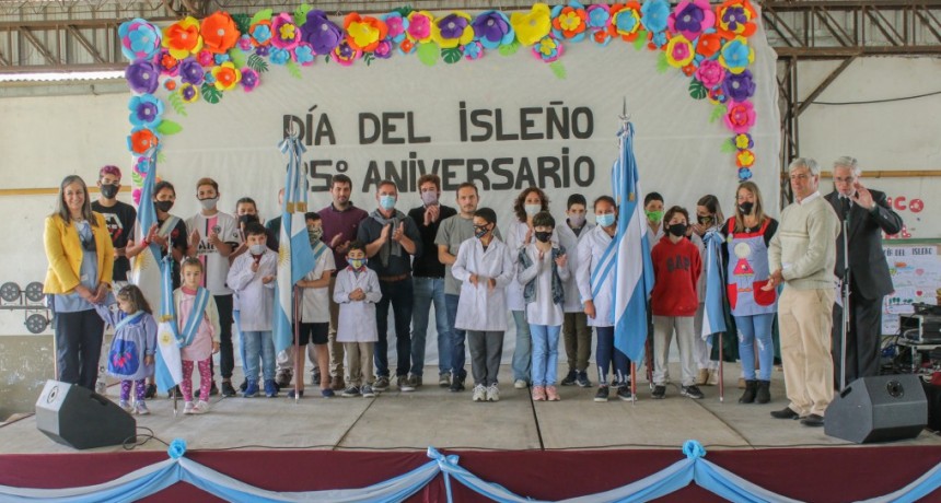 El Intendente acompañó la fiesta por el 85° aniversario del Día del Isleño