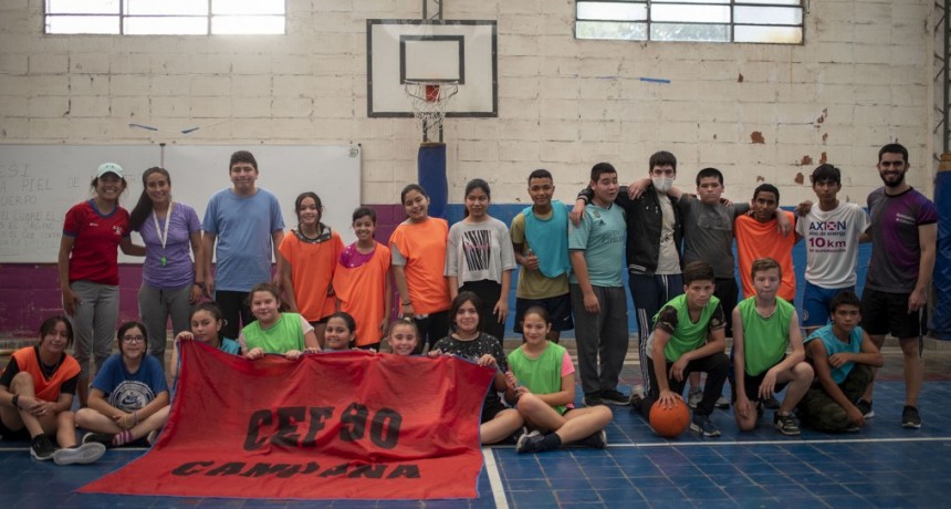 La Escuela Municipal de Básquet y el CEF Nº 90 compartieron un encuentro deportivo