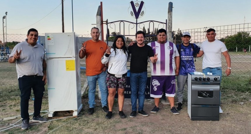 EL CLUB VILLANUEVA RECIBIÓ UNA HELADERA Y UNA COCINA