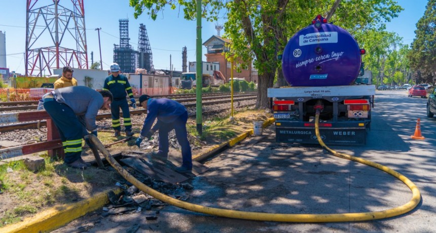 Nuevo operativo de limpieza y desobstrucción de desagües en el bajo de la ciudad