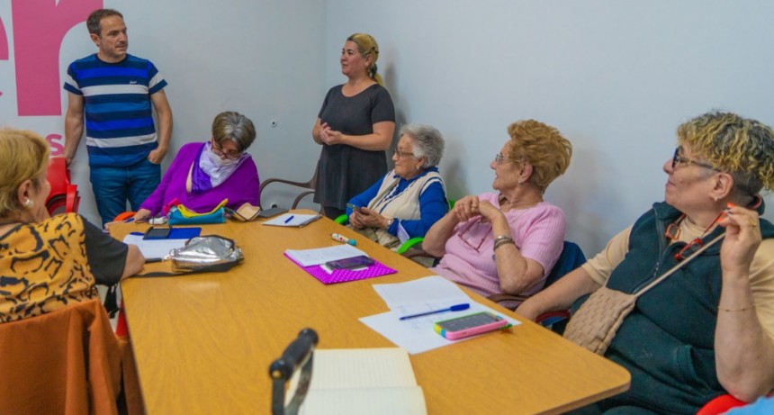 Adultos mayores participaron de un taller intensivo y gratuito de uso de celulares   