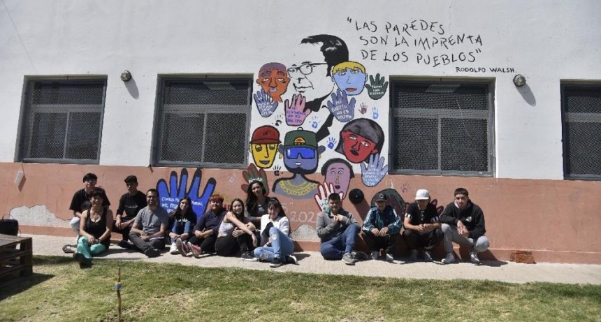 Estudiantes de la Secundaria Nº13 del San Felipe inauguraron un mural de Rodolfo Walsh