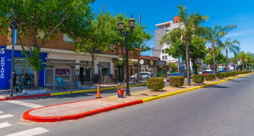 Realizan nuevos trabajos de demarcación vial en la Avenida Varela