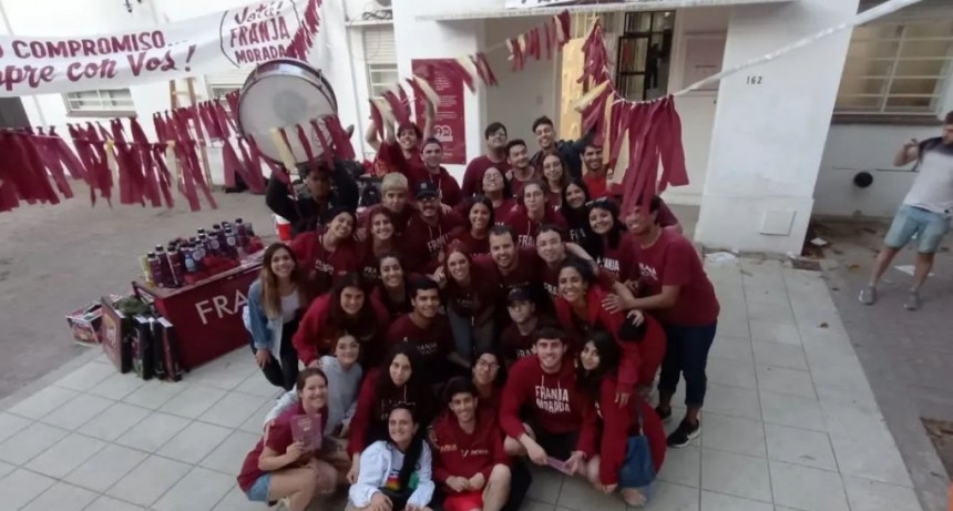 MILITANTES DE LA JUVENTUD RADICAL DE CAMPANA CELEBRARON LA VICTORIA DE FRANJA MORADA