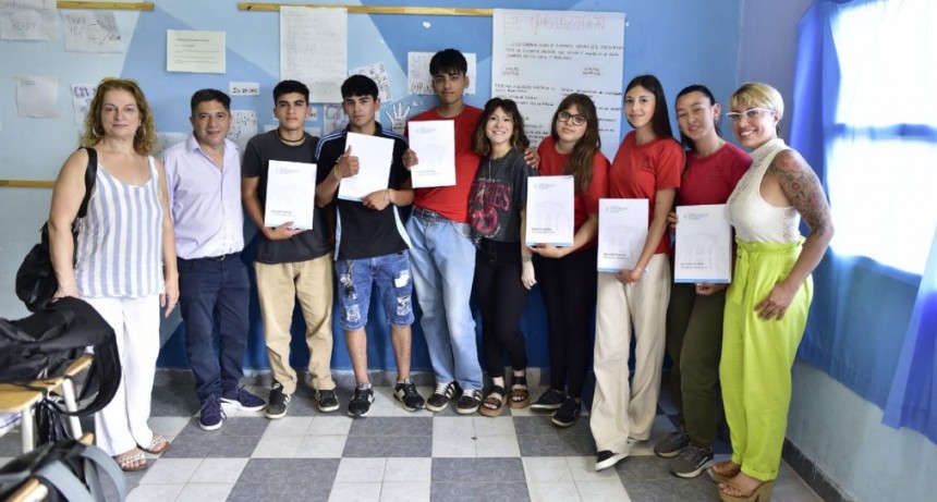 Soledad Alonso entregó reconocimientos legislativos a estudiantes de la Escuela Agraria N°1 de Isla Talavera 