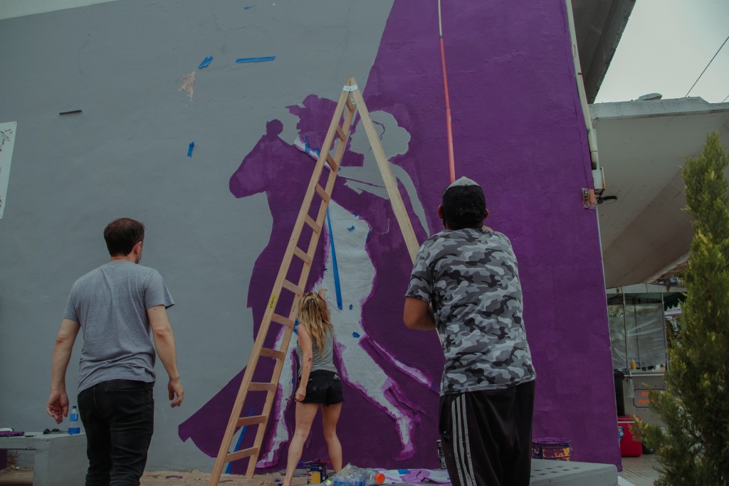 Pintan un mural alusivo al tango en la plazoleta de Rocca y Güemes 