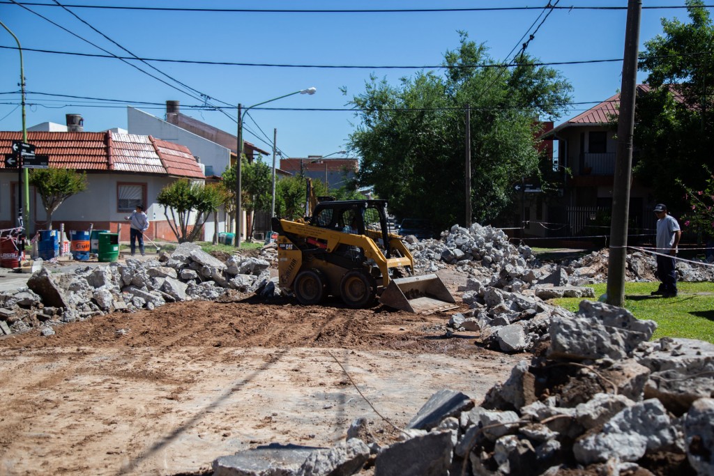 Abella supervisó nuevos trabajos de bacheo de hormigón en el casco urbano   